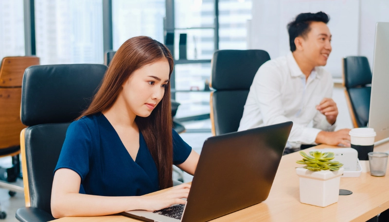 Nhân viên làm việc tại văn phòng, minh họa giải pháp thuê ngoài nhân sự triển khai nhanh