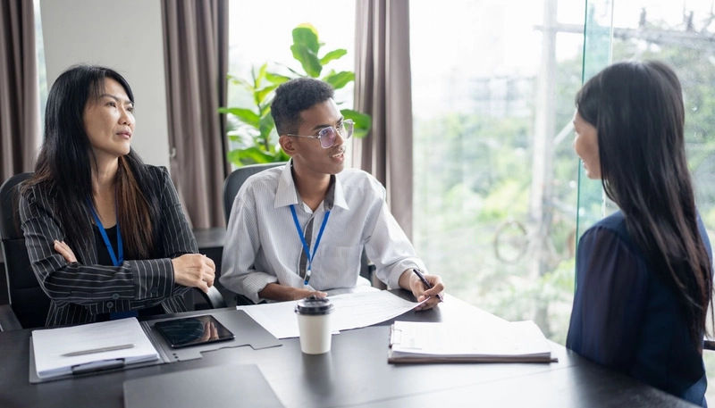 For candidates, headhunters act as companions, helping them access suitable career opportunities. 