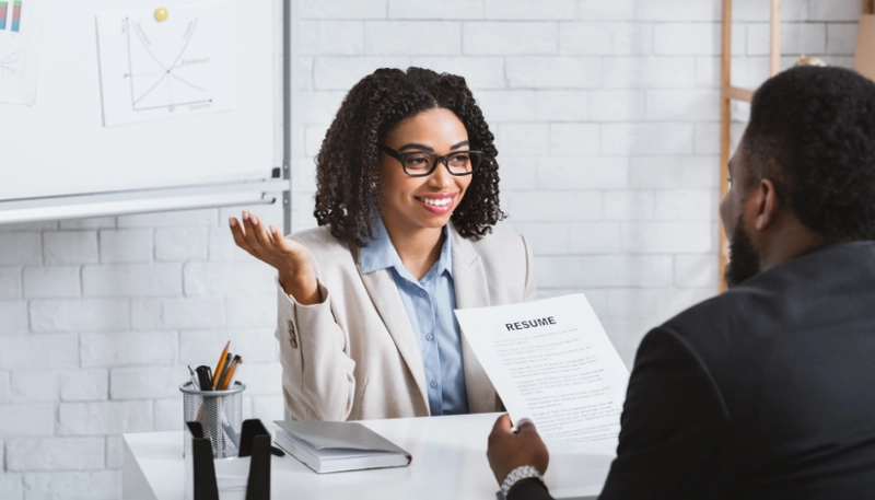 In Vietnam, this service began to appear in the early 2000s and truly boomed in the last decade as the demand for high-quality personnel increased. 