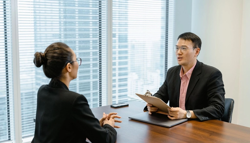 Businesses should choose a Headhunter in cases needing to find high-quality personnel. 