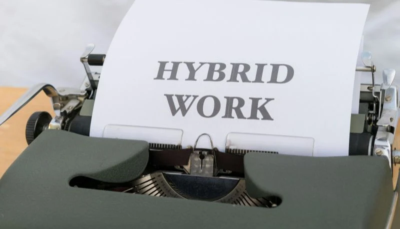 Hybrid job là công việc cho phép nhân viên làm một phần thời gian tại văn phòng và phần còn lại làm việc từ xa